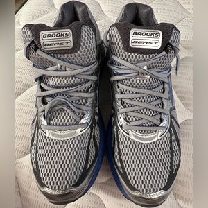 Brooks Beast Medium 10.5 Blue Tennis Shoe. Perfect inside. Perfect sole.